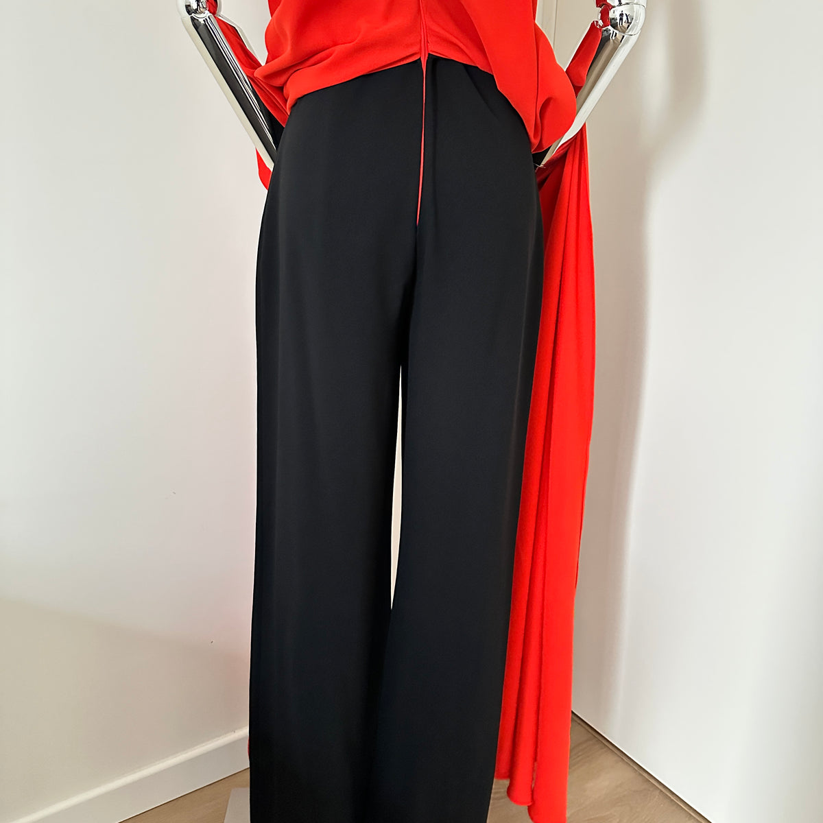 Combinaison pantalon à cape longue couleur noir-orange